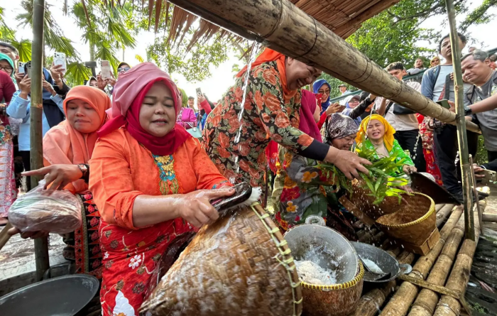 Tradisi Nyuci Perabotan Lebaran Depok, Simbol Bersihkan Hati dan Lingkungan
